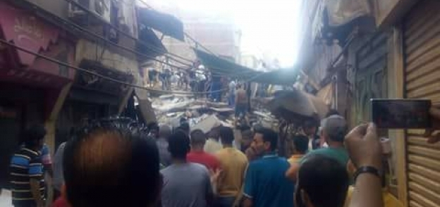 بالصور ..محافظ دمياط ومدير الأمن يتابعا حادث انهيار عقار بمدينة عزبة البرج