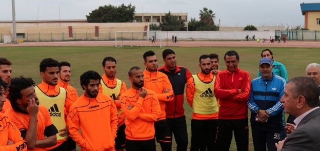 محافظ كفر الشيخ مع فريق كرة القدم