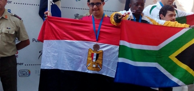 عمرو يرفع علم مصر بعد حصوله على المركز الثاني
