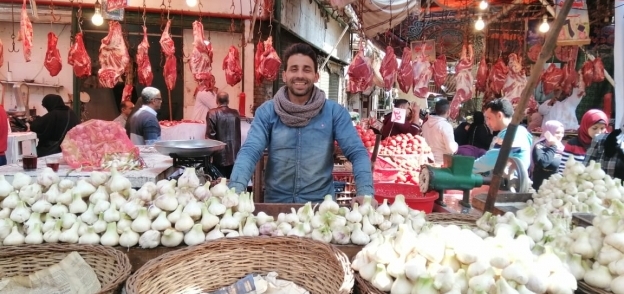 «محمود» يستعرض الثوم فى سوق الجيزة
