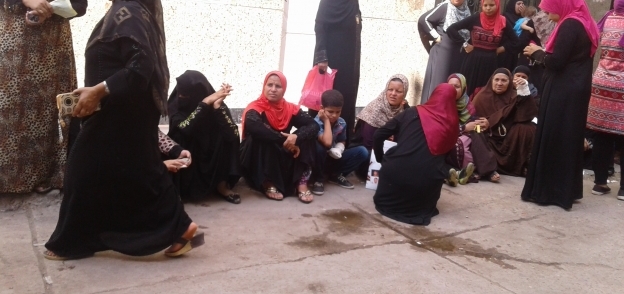 المرضى ينتظرون أمام العيادات الخارجية بمستشفى دمنهور
