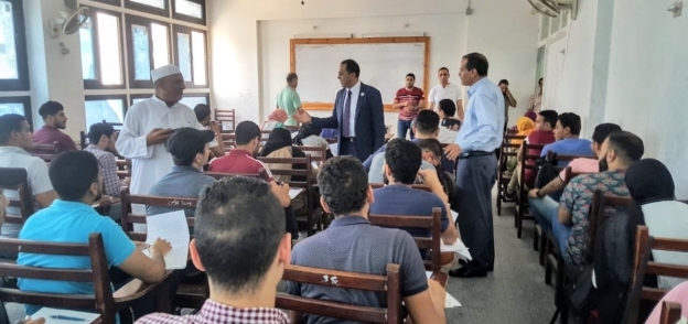 رئيس جامعة دمنهور يتابع سير الامتحانات ويطمئن على الطلاب