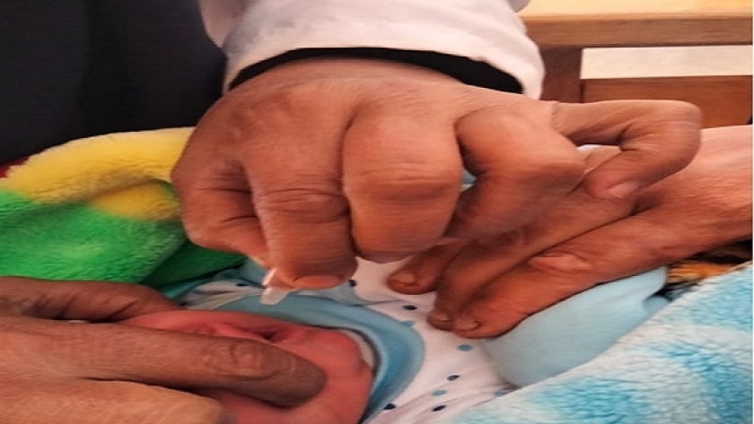 قبل انتهائها بساعات.. مؤمن أصغر طفل يتقى تطعيم ضد شلل الأطفال بالشرقية