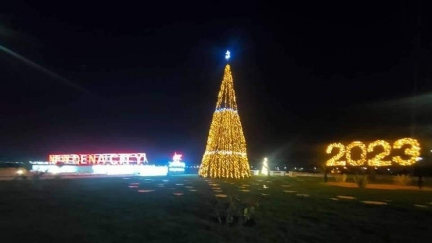 شجرة الكريسماس في مدخل مدينة قنا الجديدة