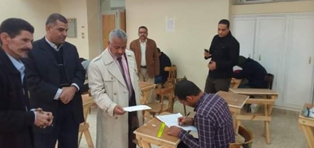 نائب رئيس جامعة الأزهر لوجه قبلي يتفقد لجان الامتحانات بالفترة المسائية بكلية التربية