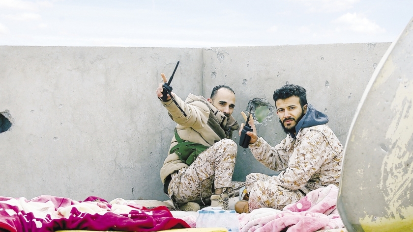 صورة لمقاتلين موالين لحكومة «السراج» فى ليبيا نشرتها مجلة «نيويورك ريفيو أوف بوكس»