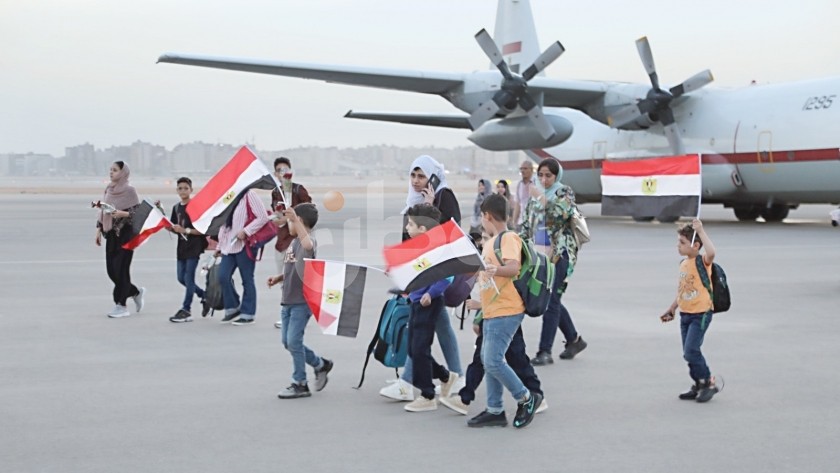 فرحة المصريين العائدين من السودان لأرض الوطن