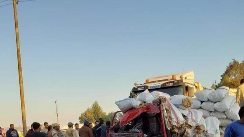 مصرع سائق بسبب حادث تصادم سيارتين نقل بضائع بطريق"طنطا_ المحلة"