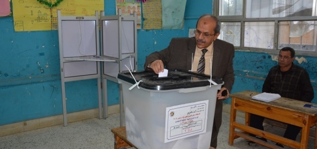 القائم بأعمال رئيس جامعة الفيوم يدلي بصوته في الاستفتاء