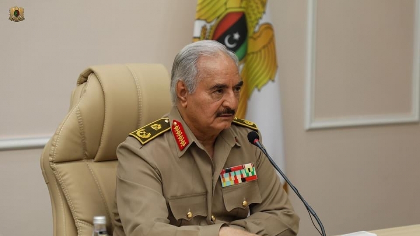 القائد العام للجيش الوطني الليبي خليفة حفتر خلال الاجتماع