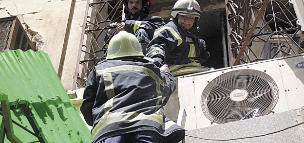 رجال الإطفاء والإسعاف خلال عمليات الإنقاذ