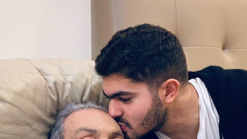 عمر علاء مبارك مع جده