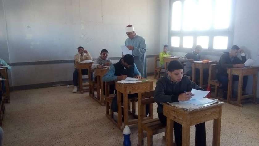 الشيخ سعيد خضر يتفقد اخر ايام امتحانات الشهادة الإعدادية الأزهرية بجنوب سيناء