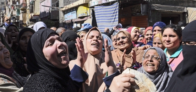 وقفة احتجاجية لعدد من السيدات بسبب إلغاء الكارت الذكى بالإسكندرية