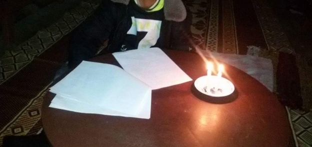 طالب فى الثانوية يذاكر على ضوء الشموع بالشيخ زويد