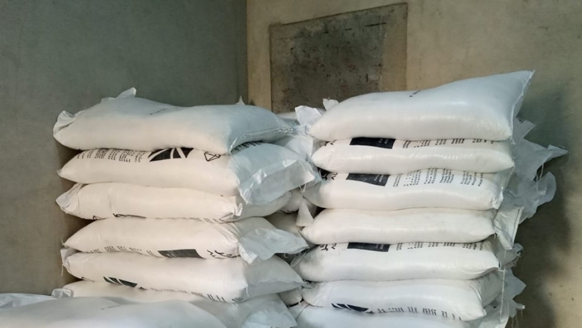 ضبط 20 طن سكر مجهول المصدر داخل مصنع بالعاشر من رمضان