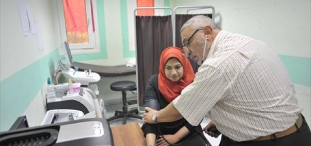 إجراء الكشف الطبى على إحدى المرشحات لمجلس الشعب ببورسعيد