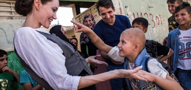 أنجلينا جولى مع أحد الأطفال فى غرب الموصل