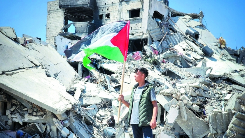 نازحو غزة يعودون إلى أطلال منازلهم