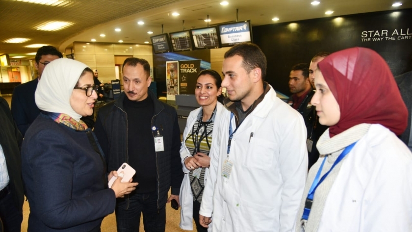 وزيرة الصحة خلال زيارتها إلى مطار شرم الشيخ
