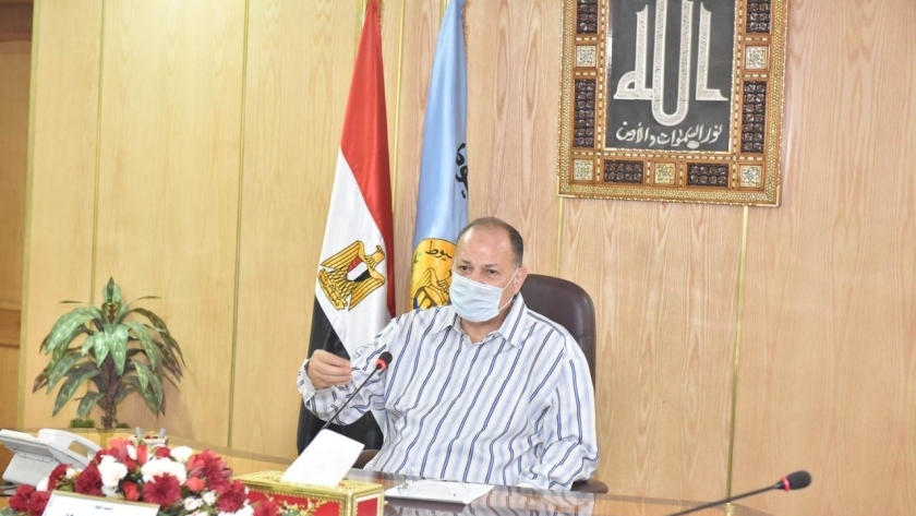 اللواء عصام سعد محافظ أسيوط خلال الإجتماع