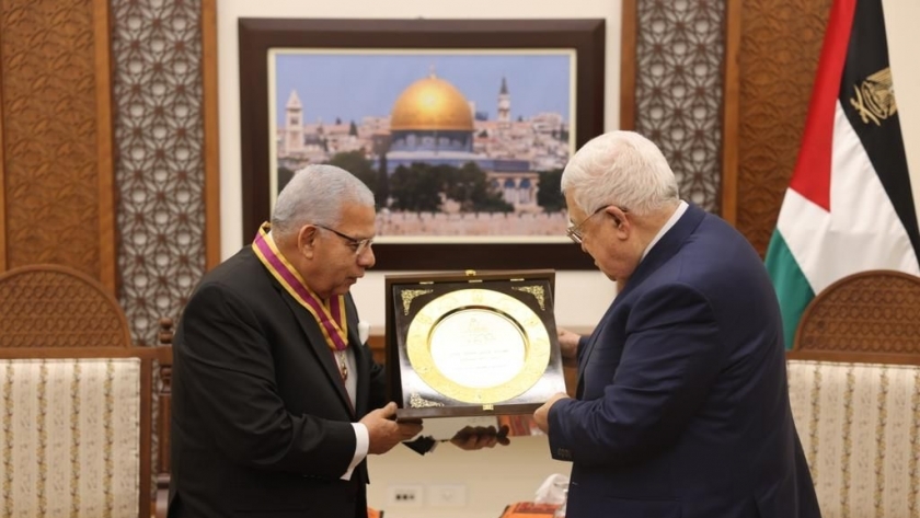 رئيس الناشرين العرب يهدي درع الاتحاد إلى أبومازن خلال افتتاح معرض فلسطين للكتاب