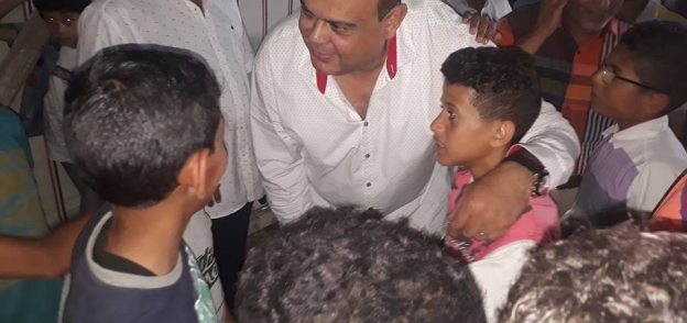 اللواء علاء أبوزيد محافظ مطروح مع لأطفال الأيتام