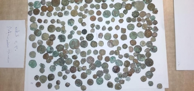 جمارك مطار برج العرب تضبط محاولتى تهريب كمية كبيرة من العملات الأثرية