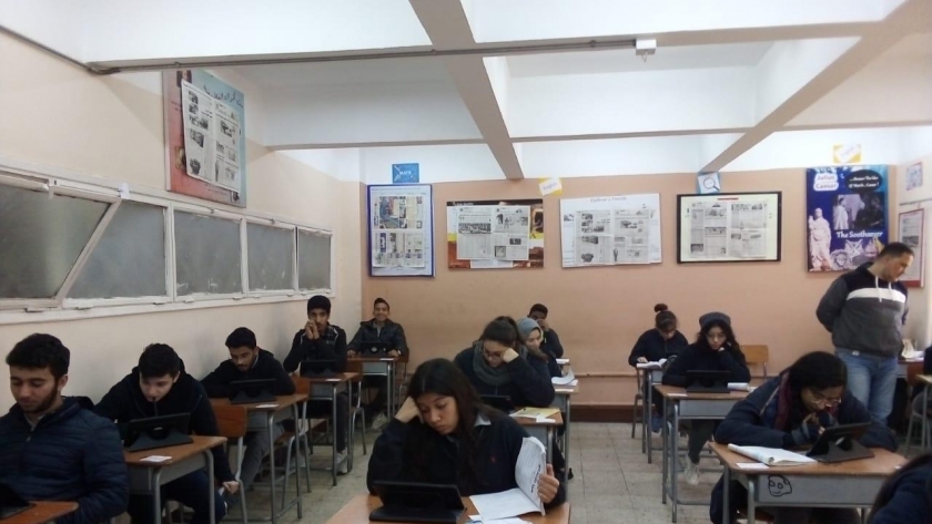 طالبات بالصف الثاني الثانوي أثناء أحد الامتحانات «أرشيفية»