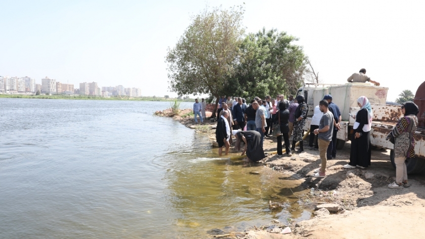 أهالي ينتظرون أمام شاطئ النيل ــ أرشيفية