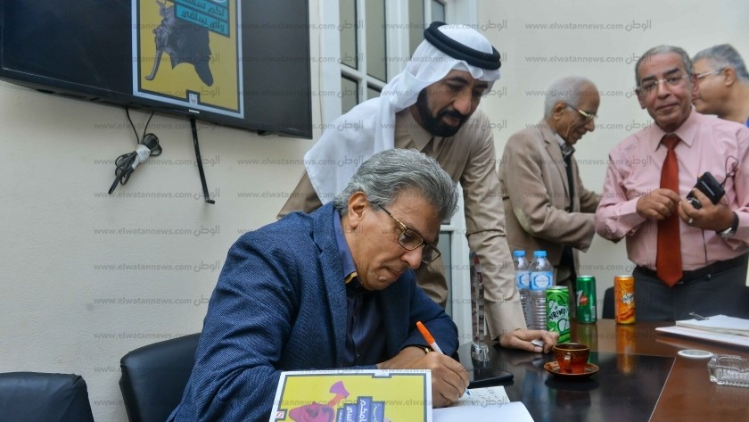 د. خالد منتصر أثناء توقيعه كتاب «هذه أصنامكم»