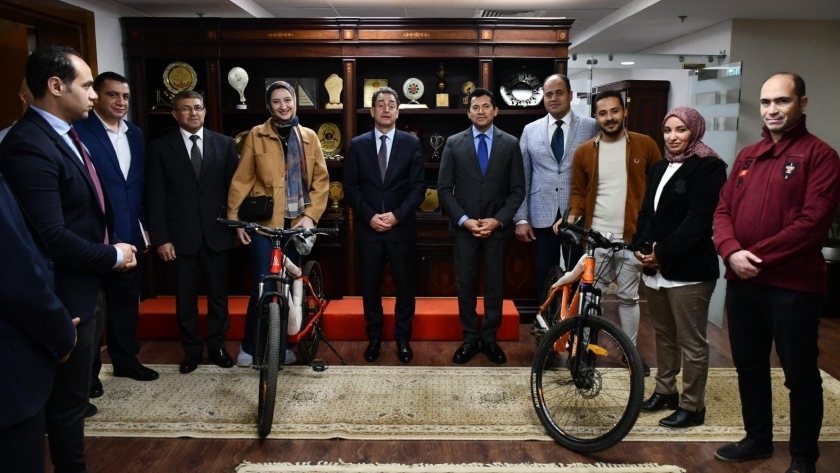 وزير الشباب خلال تسليمه الدراجات للفائزين