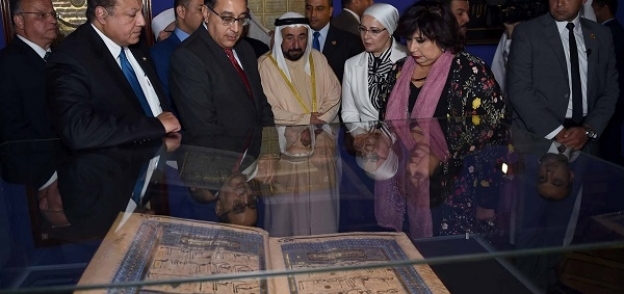 رئيس الوزراء وحاكم الشارقة خلال افتتاح دار الكتب بعد ترميمها