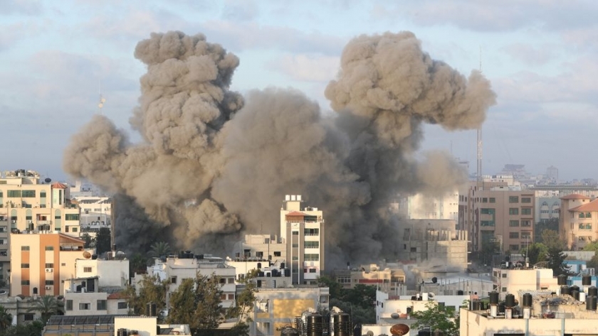 أعمدة الدخان تتصاعد بعد قصف غزة اليوم