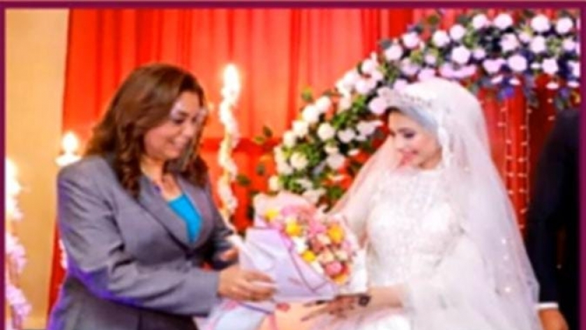 وزيرة التنمية المحلية منال عوض مع العروس في دمياط