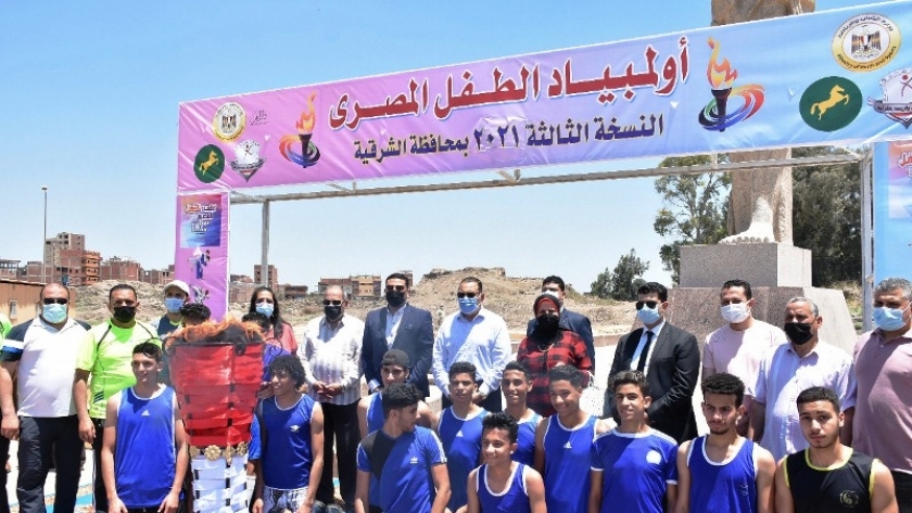 محافظ الشرقية يوقد شعلة أولمبياد الطفل المصري للطلائع