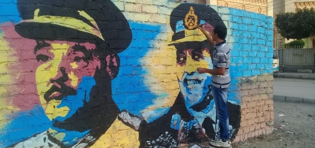 جدارية ضخمة تحمل صور أبطال "نصر أكتوبر" تزين ميدان الشهداء في بني سويف