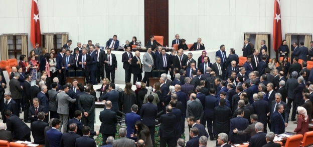 البرلمان التركى يمرر مشروع قانون تعزيز صلاحيات أردوغان