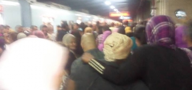 بالصور| غضب بين ركاب الخط الأول بعد تعطل حركة مترو الأنفاق