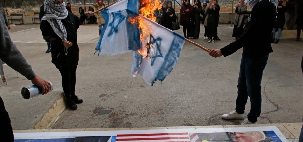 حرق علم دولة الاحتلال- أرشيفية
