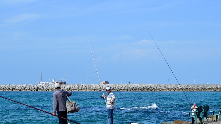 الطقس على البحر واستمتاع المواطنين بالصيد