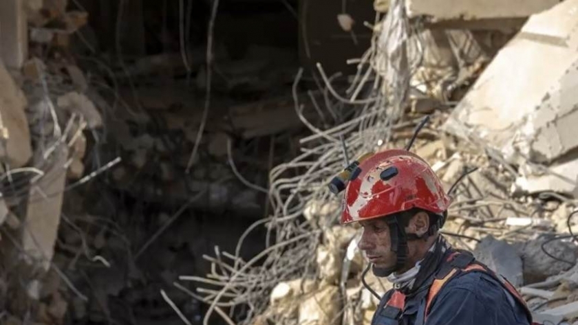 أحد عناصر الإنقاذ أمام مبنى مدمر بتركيا-صورة أرشيفية