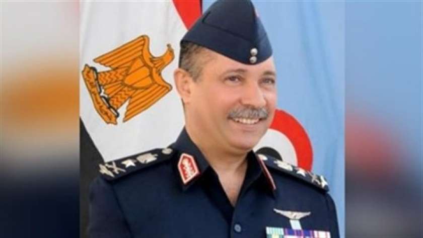 الفريق يونس المصري وزير الطيران المدنى