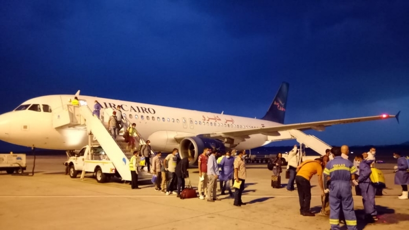 مطار مرسي علم يستقبل ٧٧ مصري قادمين من جيبوتى والسودان
