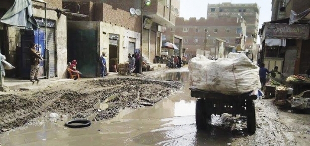 شوارع قرية «المنية» تغرق فى مياه المجارى