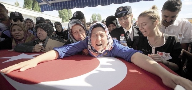 عائلة الجندى التركى المقتول على يد الأكراد خلال تشييع جنازته «أ.ف.ب»