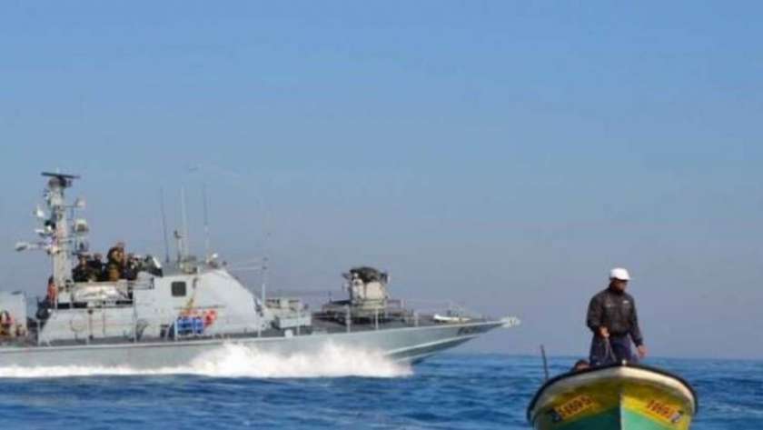 بحرية الاحتلال تهاجم مراكب الصيادين