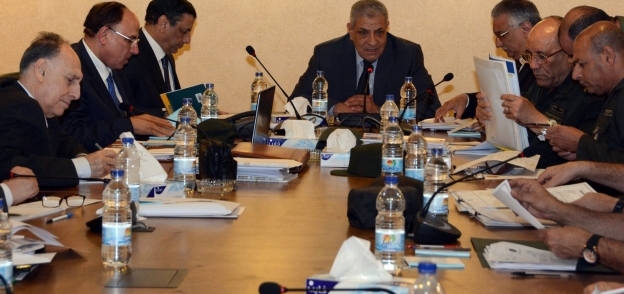 المهندس إبراهيم محلب خلال اجتماع اللجنة