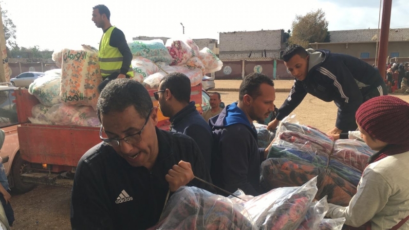 جانب من تقديم المساعدات لأهالي قرية سنور في بني سويف
