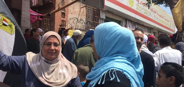 مديرة جمعية أحباب الله ترشد الناخبين للجان الاستفتاء